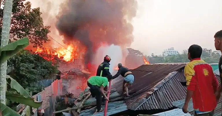 আগুনে পুড়ছে বসতঘর